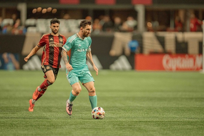 Messi (xanh) đi bóng ở trận gặp Atlanta United, trên sân Mercedes-Benz, Atlanta, Mỹ hôm 2/11. Ảnh: Miami Herald