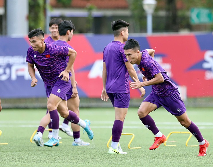 Đội tuyển Việt Nam tập sân nhân tạo ở Singapore